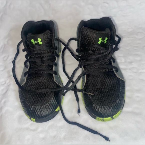 Under Armour… Boys shoes, size 1Y - Picture 3 of 7